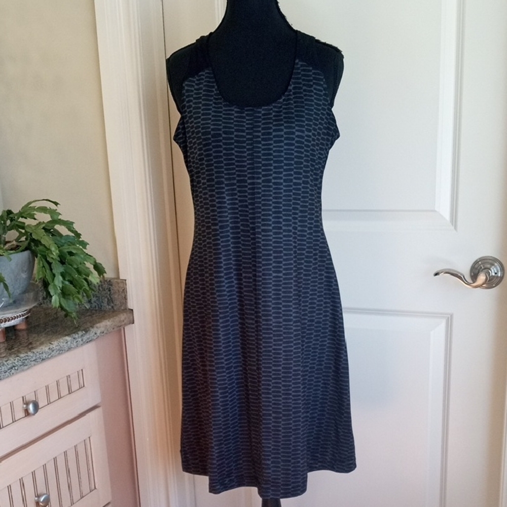 Columbia Black and Gray Patterned Dress w/Built In Bra. Size Medium